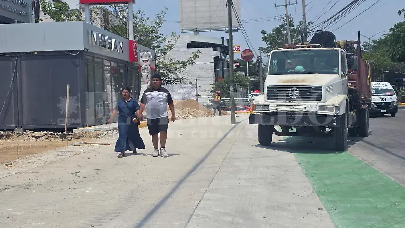 Banquetas peatones paradas Tuxtla agencia de autos